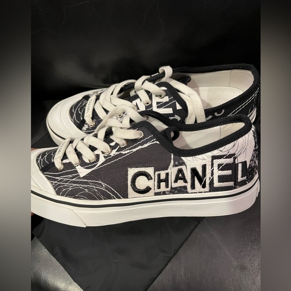 PRICE DROP!Pre loved Chanel black and white graffiti, logo lowtop sneakers, (39) - Picture 6 of 12
